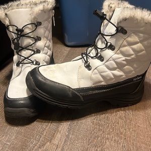 Size 10w woman’s white boots